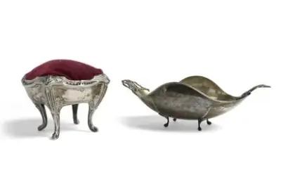 Travail vers 1900 Lot comprenant une jardinière et un porte-aiguilles en argent 800°/°° Hauteur:… – kavel bij Galerie Moderne, Elsene (Brussel)