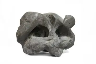 Dominique STROOBANT (1947-*) Accroupi Sculpture en pierre de Soignies 50 x 75 x 53… – kavel bij Galerie Moderne, Elsene (Brussel)
