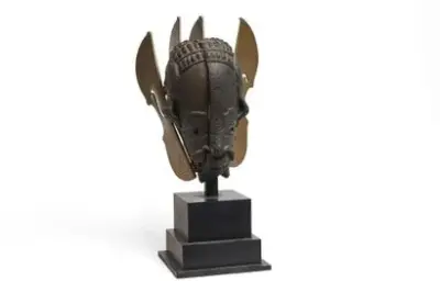 ARMAN (1928-2005) Tête Nok, 2002 Bronze patiné et bronze doré Signé et daté Fonte… – kavel bij Galerie Moderne, Elsene (Brussel)