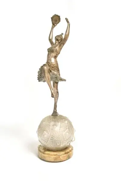Travail viennois, c.1930 Lampe surmontée d'une figure de danseuse en métal argenté et polychromé… – kavel bij Galerie Moderne, Elsene (Brussel)