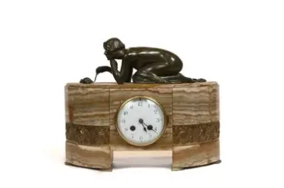 Suzanne Bizard (1873-1963) Patience, c.1925 Pendule de style Art déco en bronze à patine… – kavel bij Galerie Moderne, Elsene (Brussel)