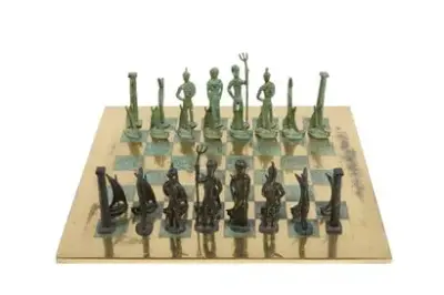 Travail du XXe siècle, c.1960 Jeu d'échecs en bronze et laiton 55 x 55,5… – kavel bij Galerie Moderne, Elsene (Brussel)