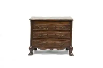 Travail français du XVIIIe siècle Commode de maîtrise en noyer et chêne sculpté 63… – kavel bij Galerie Moderne, Elsene (Brussel)