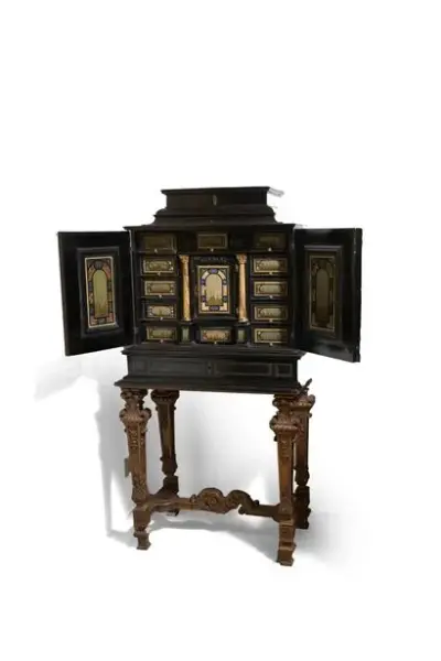 Travail florentin du XVIIe siècle Cabinet en bois noirci ouvrant par deux tiroirs, un… – kavel bij Galerie Moderne, Elsene (Brussel)