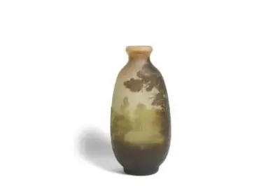Émile GALLÉ (1846-1904) Vase en verre dégagé à l’acide à décor de paysage lacustre… – kavel bij Galerie Moderne, Elsene (Brussel)
