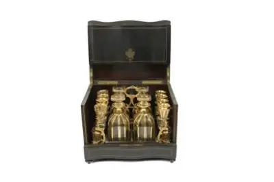 Travail d'époque Napoléon III Cave à liqueur complète en bois comprenant quatre flacons et… – kavel bij Galerie Moderne, Elsene (Brussel)