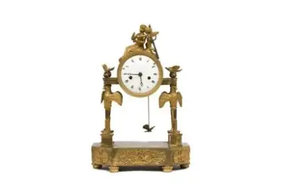 Travail d'époque Empire (1804-1815) Pendule en bronze doré à décor d’angelots et têtes d’aigle… – kavel bij Galerie Moderne, Elsene (Brussel)
