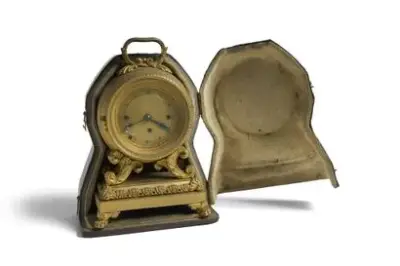 Travail d'époque Charles X (1824-1830) Rare pendule de voyage en bronze doré Présentée dans… – kavel bij Galerie Moderne, Elsene (Brussel)