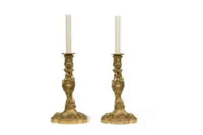 Travail du XIXe siècle Paire de bougeoirs en bronze doré de style Louis XV… – kavel bij Galerie Moderne, Elsene (Brussel)