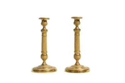 Travail d'époque Charles X (1824-1830) Paire de chandeliers en bronze doré Hauteur: 25,5 cm… – kavel bij Galerie Moderne, Elsene (Brussel)