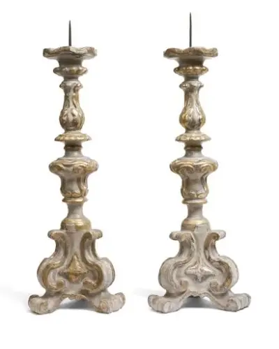 Travail du XVIIIe siècle Paire de chandeliers en bois sculpté et patiné Hauteur: 54… – kavel bij Galerie Moderne, Elsene (Brussel)