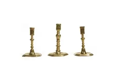 Travail flamand du XVIIe siècle Lot comprenant une paire de bougeoirs et un bougeoir… – kavel bij Galerie Moderne, Elsene (Brussel)