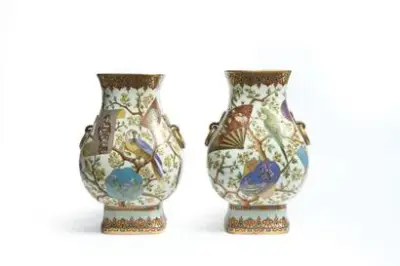 Manufacture de Gien, XIXe siècle Paire de vases en faïence à décor japonisant de… – kavel bij Galerie Moderne, Elsene (Brussel)