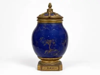 Travail français du XIXe siècle Vase en porcelaine de Samson à décor floral bleu… – kavel bij Galerie Moderne, Elsene (Brussel)