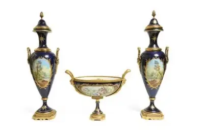 Travail du XXe siècle Garniture composée d'une coupe et deux vases en porcelaine et… – kavel bij Galerie Moderne, Elsene (Brussel)