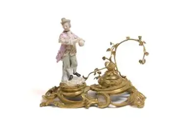 Travail du XVIIIe siècle Encrier en bronze doré de style Louis XV surmonté d'une… – kavel bij Galerie Moderne, Elsene (Brussel)