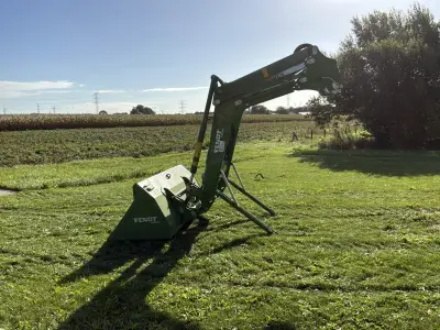 2017 Fendt 4X75 Frontheflader met schepbak – kavel bij Dome Auctions, Bazel