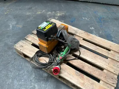 2002 EMCE Elektrische kettingtakel – kavel bij Dome Auctions, Depot Deinze
