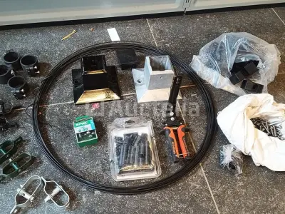 Set accessoires voor de installatie van hekwerk + set Parijse spikes en fiskarhamer + Set metselwerk materiaal – kavel bij Auctelia, Lasne