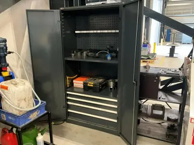 Kast met inhoud – kavel bij Dome Auctions, Dinteloord