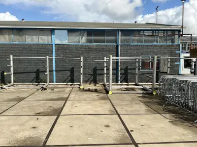 RVS Enkelzijdige draagarmstelling (3x) – kavel bij Dome Auctions, Rotterdam