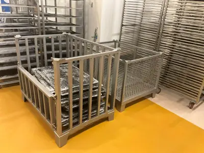 Set of 2 cages - pallet with contents – kavel bij Dome Auctions, Kingersheim
