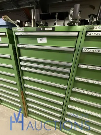 Partij machineonderdelen en veiligheidssignalisatie – kavel bij VH Auctions, Belgium