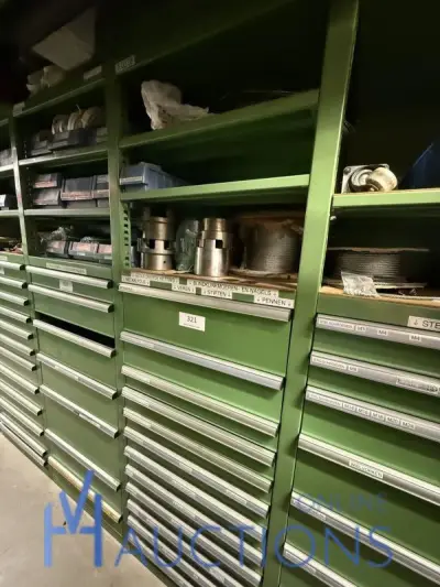 Partij kettingen, veren en industrieel bevestigingsmateriaal – kavel bij VH Auctions, Belgium