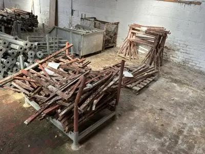 Balkenklem + schragen – kavel bij Dome Auctions, Ronse