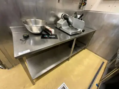 Set of 2 stainless steel tables – kavel bij Dome Auctions, Kingersheim