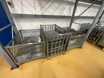 Set of 4 pallet boxes with contents – kavel bij Dome Auctions, Kingersheim
