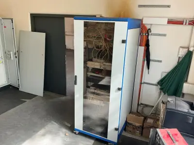 Elektro huml Server cabinet – kavel bij Dome Auctions, Höhenkirchen-Siegertsbrunn