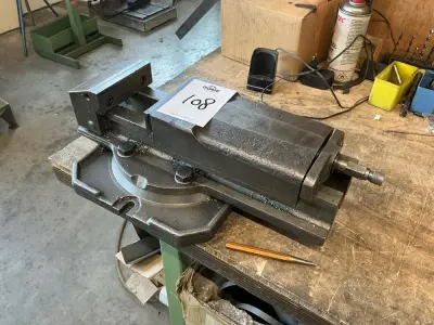 Machine vice – kavel bij Dome Auctions, Höhenkirchen-Siegertsbrunn