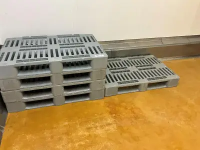Set of 5 plastic pallets – kavel bij Dome Auctions, Kingersheim