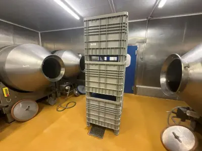 Set of 3 plastic crates with spring-loaded bottoms – kavel bij Dome Auctions, Kingersheim