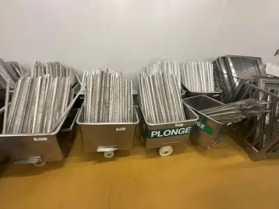 Set of 12 stainless steel Euro crates on casters with aluminum sausage holders – kavel bij Dome Auctions, Kingersheim