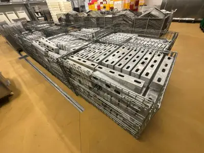 Set of 4 pallet boxes with contents – kavel bij Dome Auctions, Kingersheim
