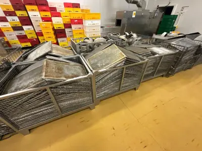 Set of 4 pallet boxes with contents – kavel bij Dome Auctions, Kingersheim