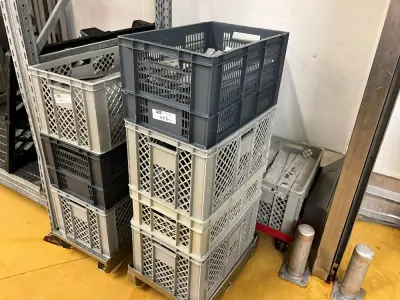 Set of food-grade plastic containers + aluminum sheets – kavel bij Dome Auctions, Kingersheim