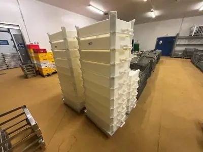 Set of white food-grade crates – kavel bij Dome Auctions, Kingersheim
