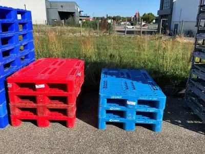 Set of 7 plastic pallets – kavel bij Dome Auctions, Kingersheim