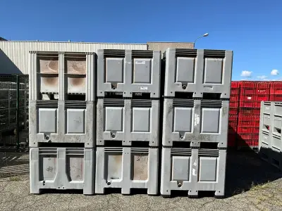 Set of 18 crates—plastic pallet – kavel bij Dome Auctions, Kingersheim