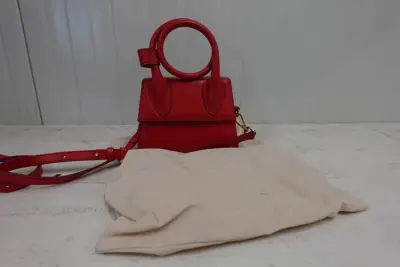 Jacquemus handtas – kavel bij Openbare Verkopen, Wielsbeke