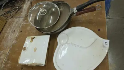 lot bordjes en pannen – kavel bij Openbare Verkopen, Aalst