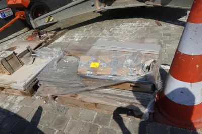 Pallet diverse platen – kavel bij Openbare Verkopen, Wevelgem