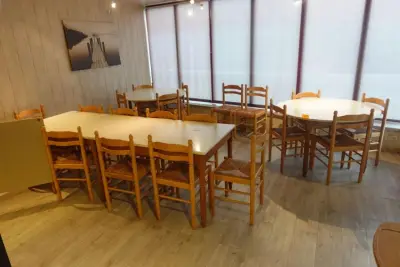 4x Diverse houten tafel + 20x houten stoel – kavel bij Openbare Verkopen, Alveringem