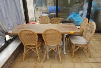 Houten tafel + 12x diverse stoel – kavel bij Openbare Verkopen, Alveringem