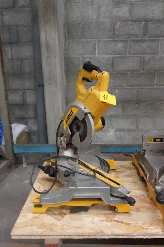 Afkotzaag Dewalt – kavel bij Openbare Verkopen, Wervik
