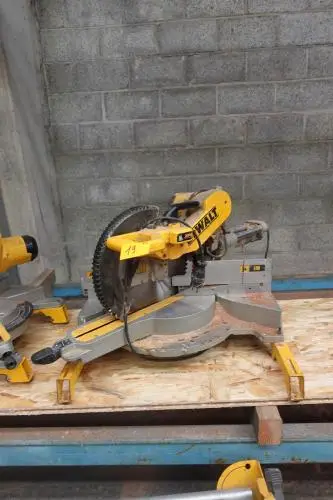 Afkotzaag Dewalt – kavel bij Openbare Verkopen, Wervik