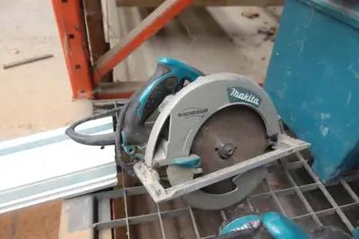 Afkortzaag Makita – kavel bij Openbare Verkopen, Wervik